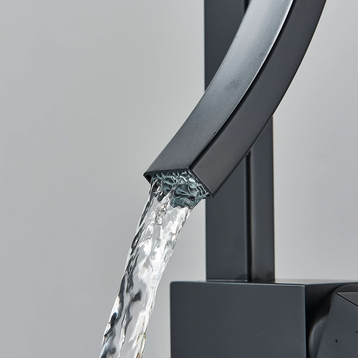 VELARIS - Robinet de lavabo moderne style cascade