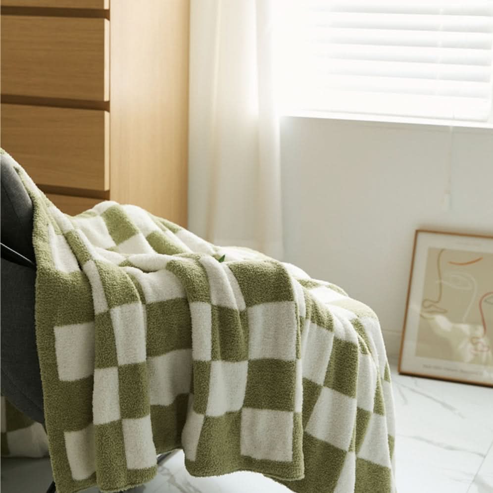 CHECKERCREST – Knit Blanket for Bold Contrast Style