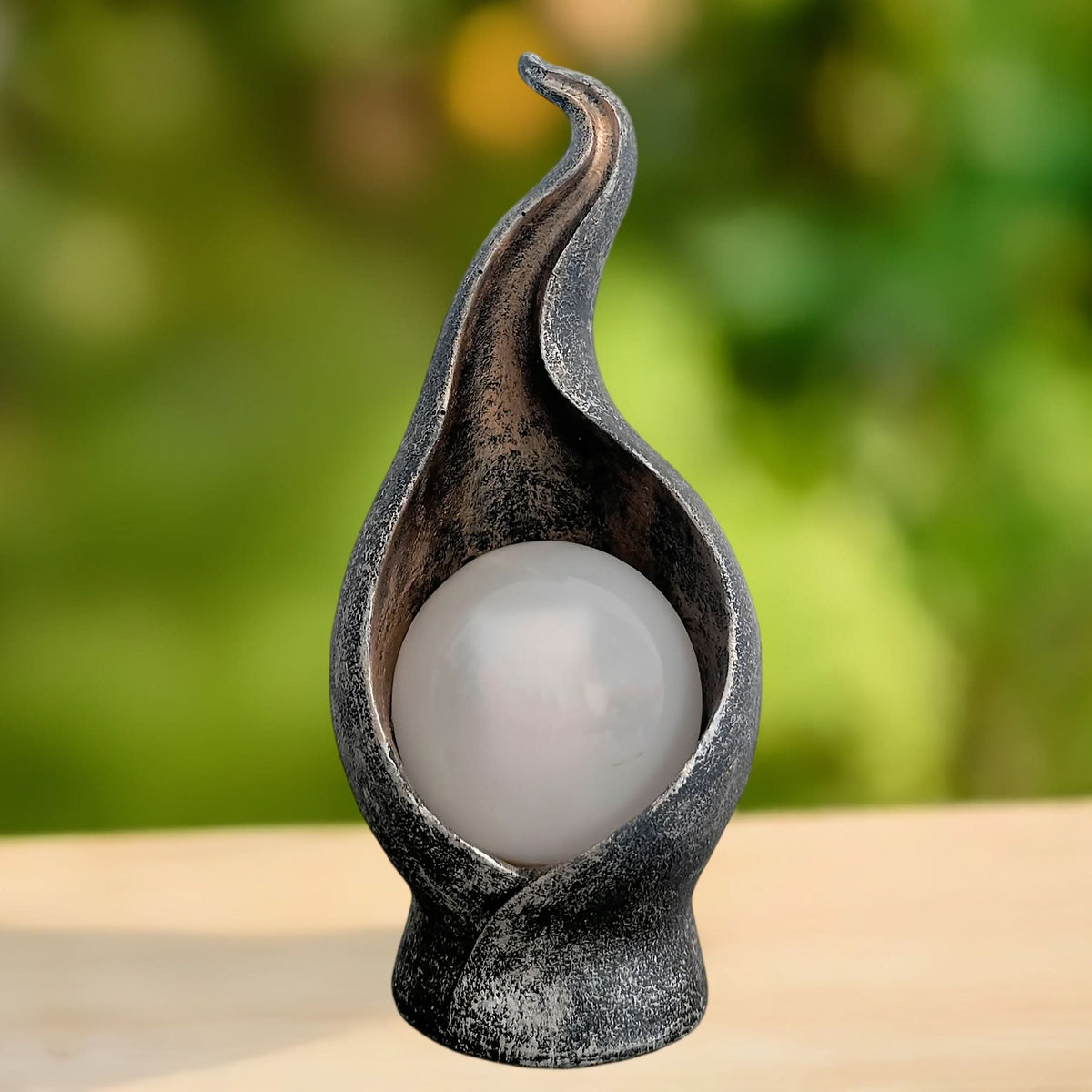 FLAMESTATUE – Solcelledrevet flamme have lampe