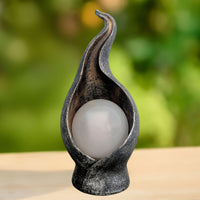 FLAMESTATUE – Solcelledrevet flamme have lampe