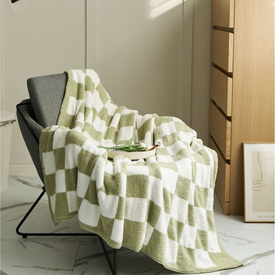 CHECKERCREST – Knit Blanket for Bold Contrast Style