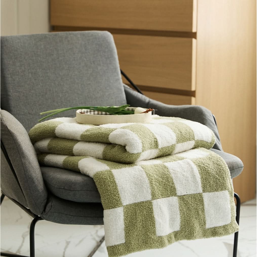 CHECKERCREST – Knit Blanket for Bold Contrast Style