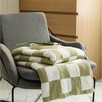 CHECKERCREST – Knit Blanket for Bold Contrast Style