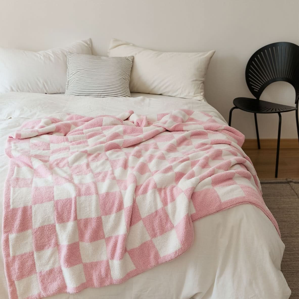 CHECKERCREST – Knit Blanket for Bold Contrast Style