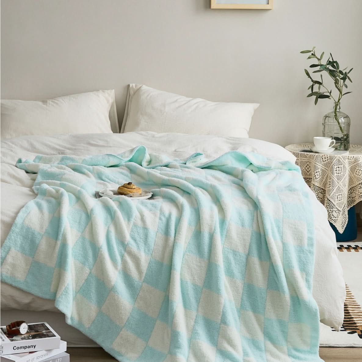 CHECKERCREST – Knit Blanket for Bold Contrast Style