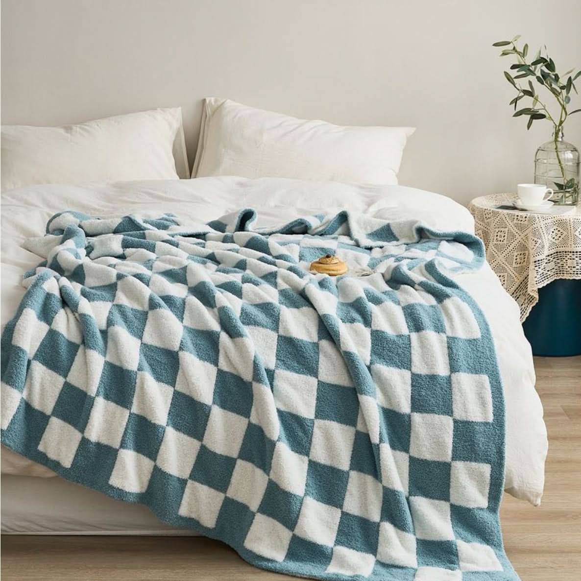 CHECKERCREST – Knit Blanket for Bold Contrast Style