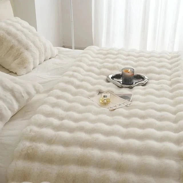 CURVORA – Sculptural Throw Blanket for Cozy Contemporary Spaces