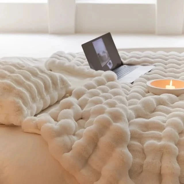 CURVORA – Sculptural Throw Blanket for Cozy Contemporary Spaces