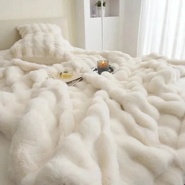 CURVORA – Sculptural Throw Blanket for Cozy Contemporary Spaces