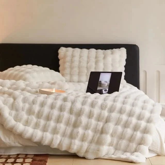 CURVORA – Sculptural Throw Blanket for Cozy Contemporary Spaces