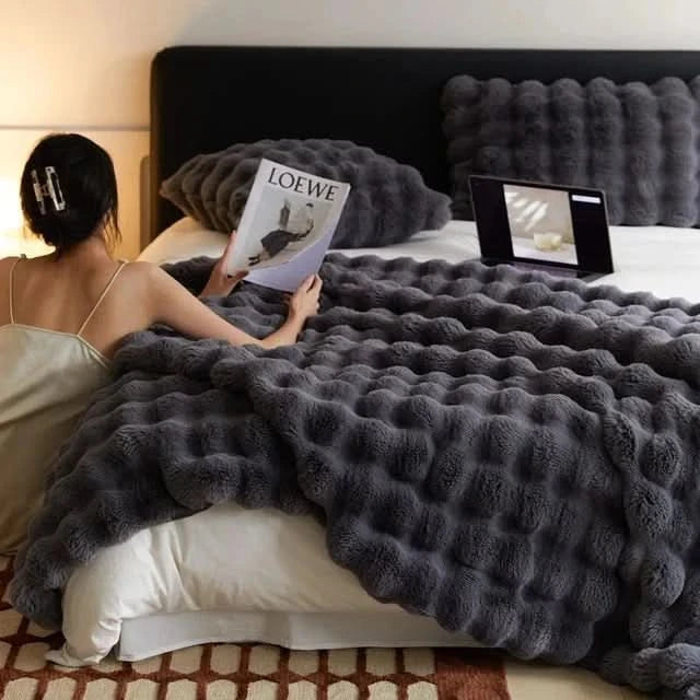 CURVORA – Sculptural Throw Blanket for Cozy Contemporary Spaces