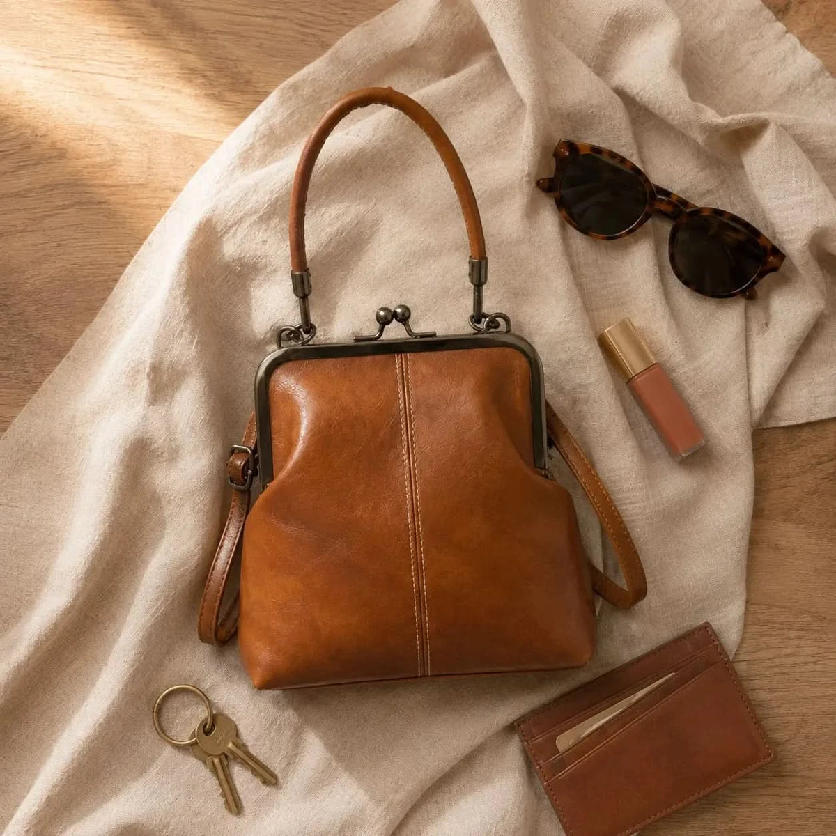 CLASPELLE – Sac bandoulière vintage à fermoir baiser pour un style signature