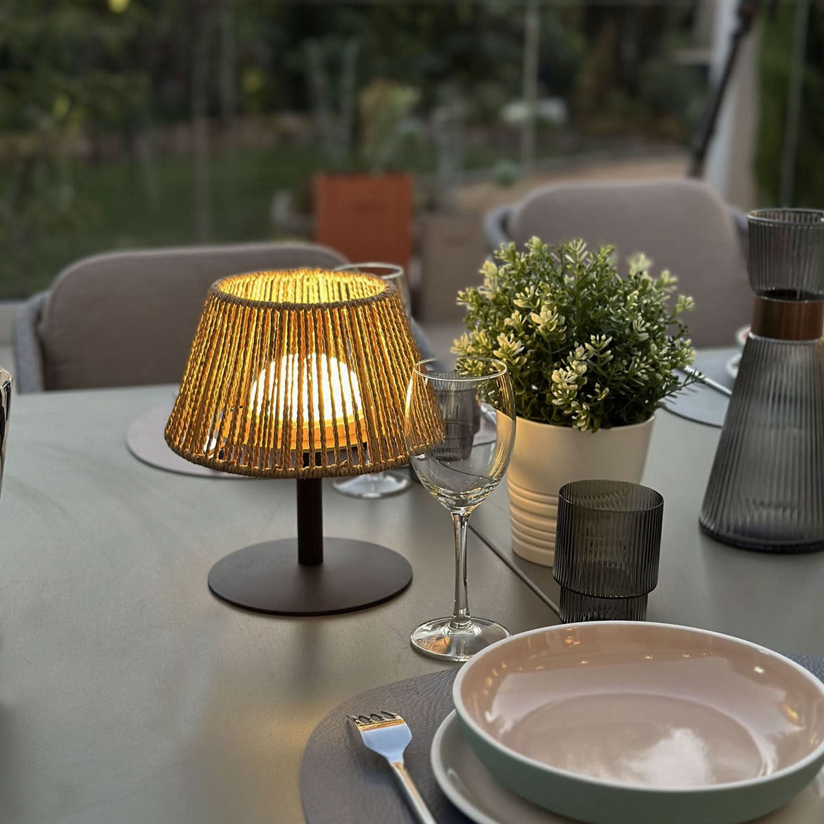 PATIOLIGHT – Εσωτερική και Εξωτερική LED Επιτραπέζια Λάμπα για Ζεστή Χαλαρωτική Ατμόσφαιρα  