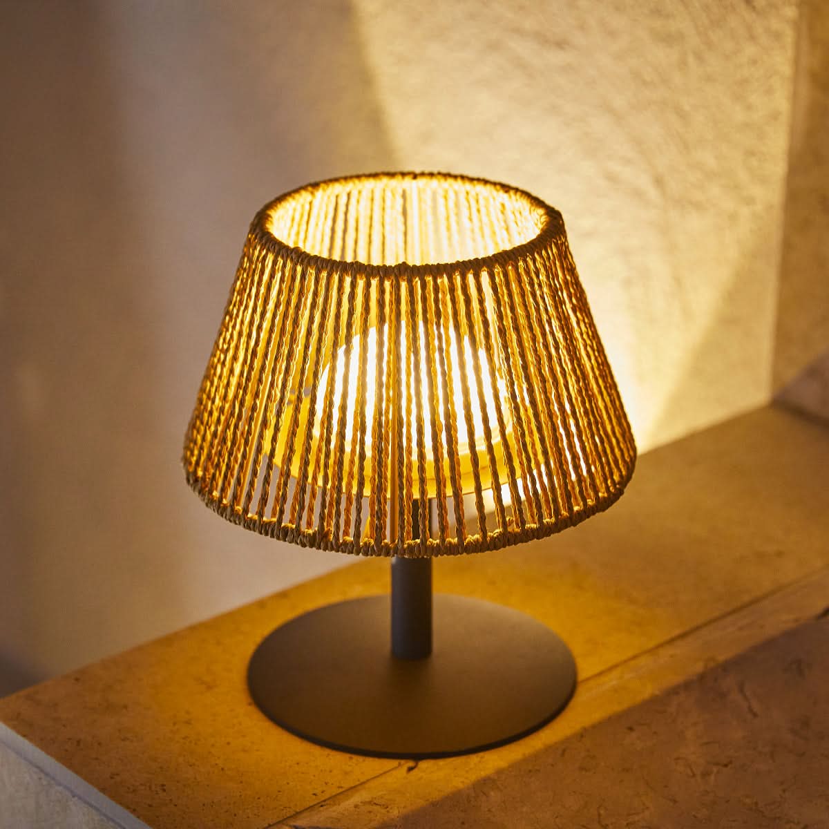 PATIOLIGHT – Εσωτερική και Εξωτερική LED Επιτραπέζια Λάμπα για Ζεστή Χαλαρωτική Ατμόσφαιρα  