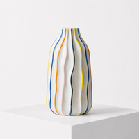 VASEROVA – Vaso a righe dipinto a mano per un arredamento raffinato