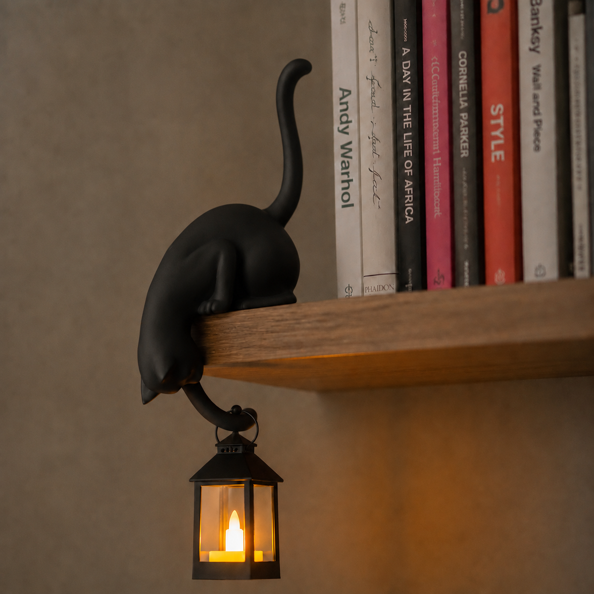 WHISKELLE – Linterna LED con figura de gato en el borde del estante para una decoración encantadora