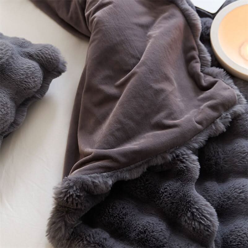 CURVORA – Sculptural Throw Blanket for Cozy Contemporary Spaces