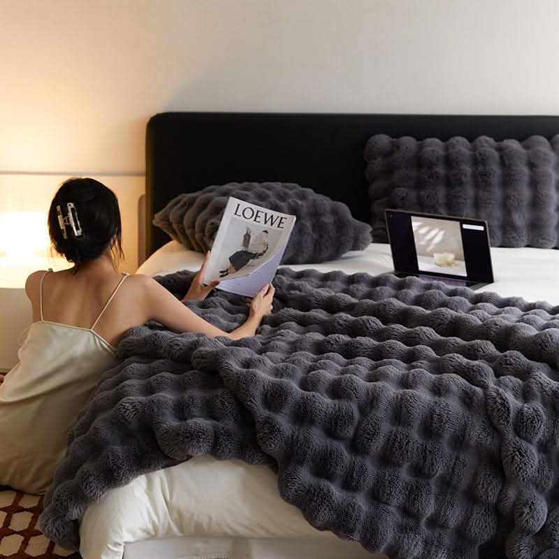 CURVORA – Sculptural Throw Blanket for Cozy Contemporary Spaces
