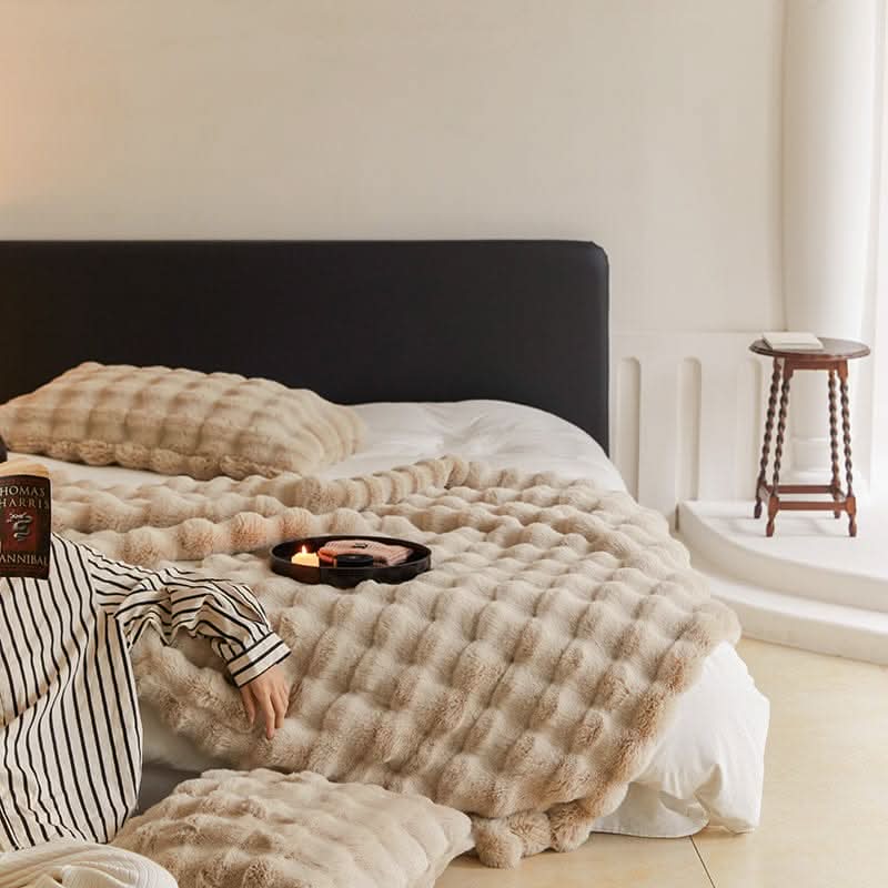 CURVORA – Sculptural Throw Blanket for Cozy Contemporary Spaces