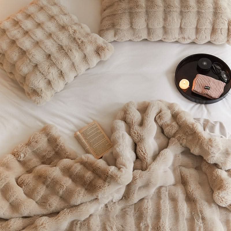 CURVORA – Sculptural Throw Blanket for Cozy Contemporary Spaces