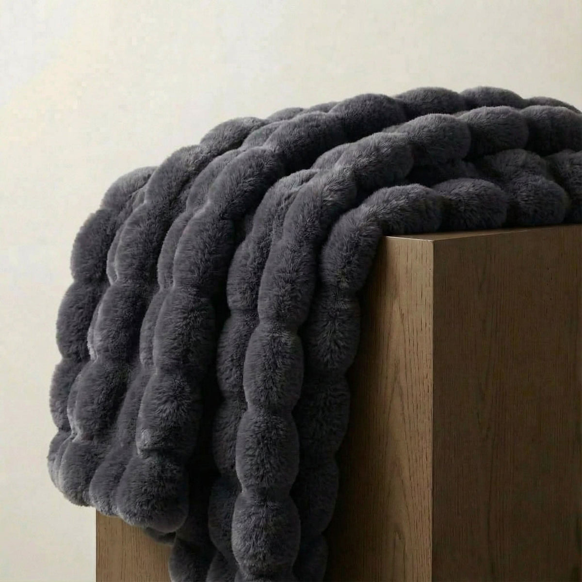 CURVORA – Sculptural Throw Blanket for Cozy Contemporary Spaces