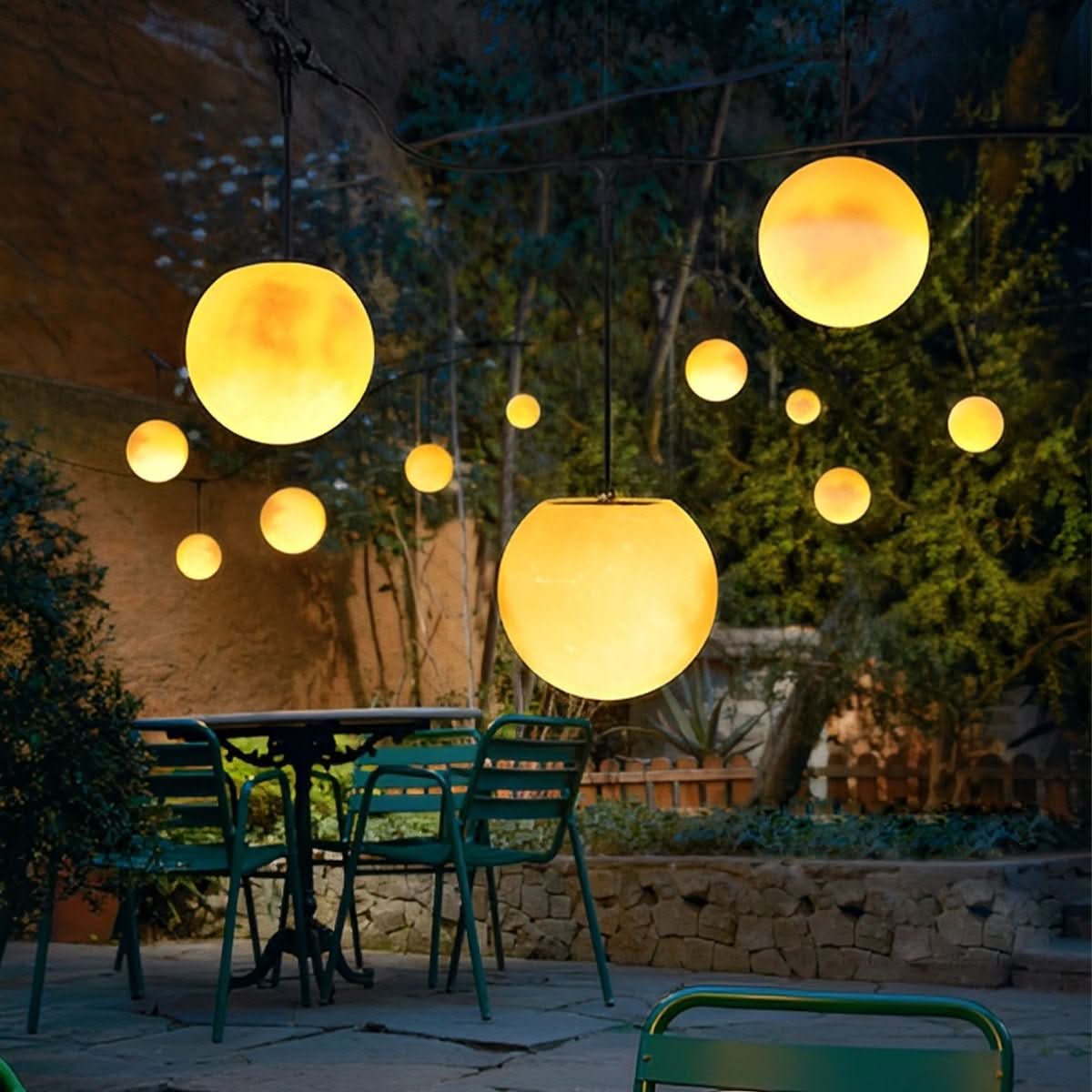 MOONARC – Catena luminosa da giardino per un’illuminazione serale artistica