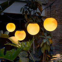MOONARC – Catena luminosa da giardino per un’illuminazione serale artistica