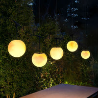 MOONARC – Catena luminosa da giardino per un’illuminazione serale artistica